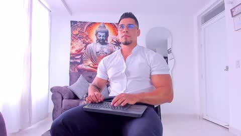 Snapshot of valentino_dossantos chatting on 12/19/24, 07:51 online show from 12/19/24, 07:51