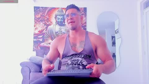 Snapshot of valentino_dossantos chatting on 12/22/24, 05:21 online show from 12/22/24, 05:21