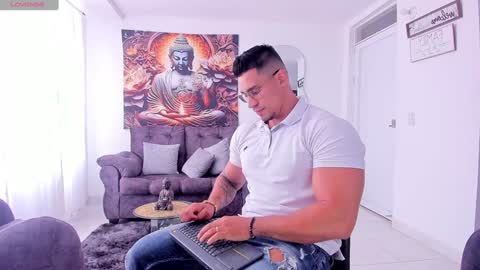 Snapshot of valentino_dossantos chatting on 12/23/24, 02:50 online show from 12/23/24, 02:50