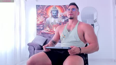 Snapshot of valentino_dossantos chatting on 01/08/25, 09:44 online show from 01/08/25, 09:44