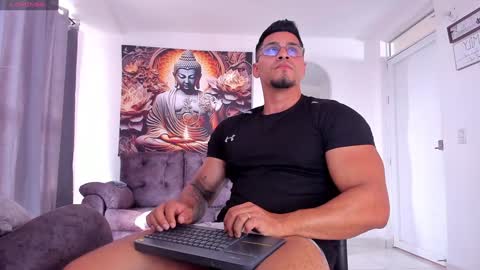 Snapshot of valentino_dossantos chatting on 01/16/25, 07:41 online show from 01/16/25, 07:41