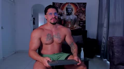 Snapshot of valentino_dossantos chatting on 10/18/25, 02:40 online show from 10/18/25, 02:40