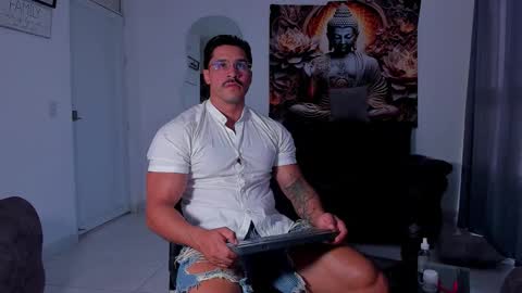 Snapshot of valentino_dossantos chatting on 11/08/25, 01:55 online show from 11/08/25, 01:55