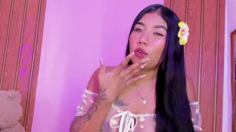 Snapshot of valenttina_narvaez chatting on 04/25/26, 03:53 vale online show from 04/25/26, 03:53