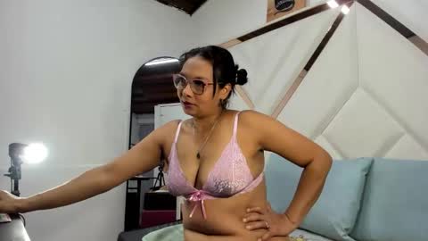 valeria_gil_ online show from 04/07/26, 04:02