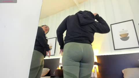 Snapshot of valeriaa_soler chatting on 02/22/25, 12:19 Valeria online show from 02/22/25, 12:19