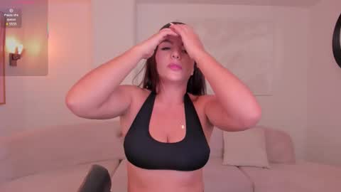 Snapshot of valeriaroldanx chatting on 12/18/25, 10:32 Valeria online show from 12/18/25, 10:32