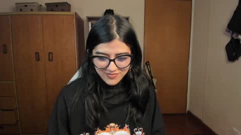 Snapshot of valerie__sky chatting on 01/28/25, 04:29 Val online show from 01/28/25, 04:29