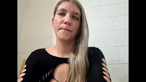 Snapshot of valerierayne13 chatting on 03/21/26, 05:23 ValerieRayne online show from 03/21/26, 05:23