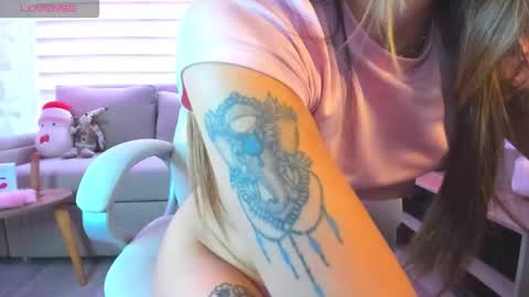 Snapshot of valery__se chatting on 12/15/25, 09:08 Valery se online show from 12/15/25, 09:08