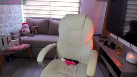 Snapshot of valery__se chatting on 12/19/25, 02:13 Valery se online show from 12/19/25, 02:13