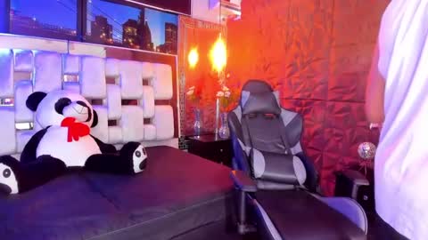 Snapshot of valery_and_dani chatting on 01/31/25, 11:45 valery_and_dani online show from 01/31/25, 11:45