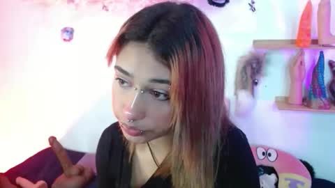 Snapshot of valerysmith18 chatting on 11/22/25, 05:45 zoe online show from 11/22/25, 05:45