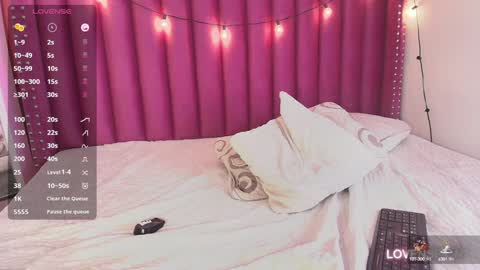 Valkiria moore  online show from 12/20/24, 09:17