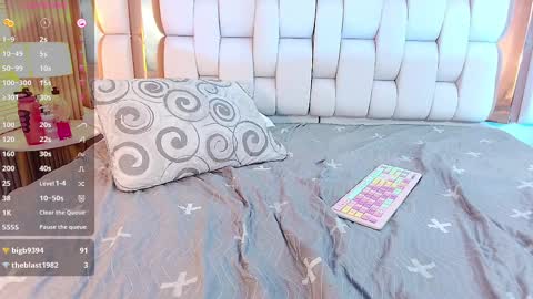 Valkiria moore  online show from 02/24/25, 10:47