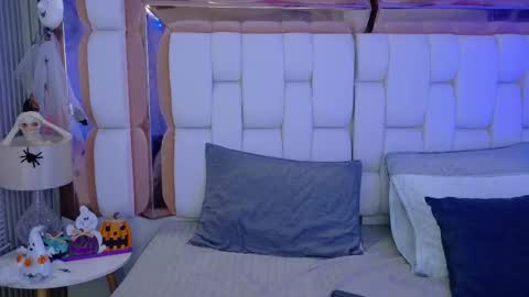 Valkiria moore  online show from 10/22/25, 08:30