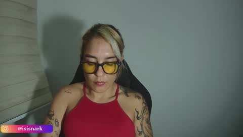 Snapshot of valkyriarose chatting on 11/20/25, 10:53 Isis online show from 11/20/25, 10:53