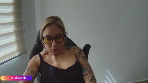 Snapshot of valkyriarose chatting on 11/27/25, 03:25 Isis online show from 11/27/25, 03:25