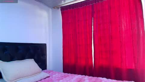 Snapshot of vallery_evanss chatting on 11/19/25, 08:42 Taty independent account online show from 11/19/25, 08:42