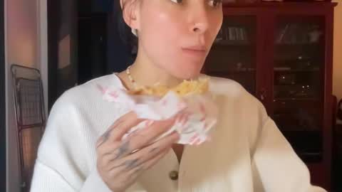 Snapshot of valorant_girl chatting on 02/18/25, 07:09 Little Devil online show from 02/18/25, 07:09