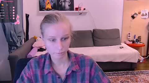 Snapshot of valorant_girl chatting on 10/05/25, 06:06 Little Devil online show from 10/05/25, 06:06