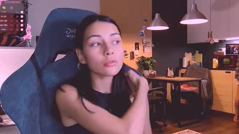 Snapshot of valorant_girl chatting on 10/21/25, 05:13 Little Devil online show from 10/21/25, 05:13