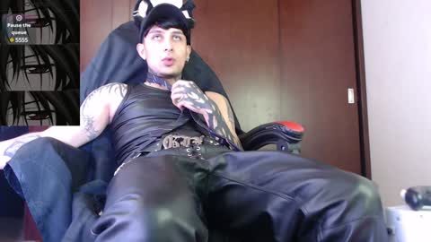 Snapshot of vampiredavyd chatting on 12/29/24, 12:30 david guzman i model independenthelp me with a thumbs up online show from 12/29/24, 12:30