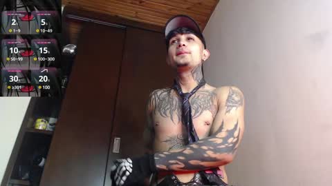 Snapshot of vampiredavyd chatting on 01/05/25, 11:44 david guzman i model independenthelp me with a thumbs up online show from 01/05/25, 11:44