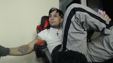 Snapshot of vampiredavyd chatting on 01/17/25, 11:51 david guzman i model independenthelp me with a thumbs up online show from 01/17/25, 11:51