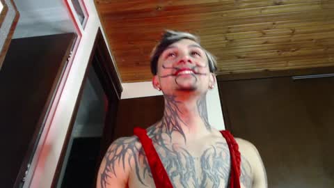 Snapshot of vampiredavyd chatting on 01/23/25, 12:25 david guzman i model independenthelp me with a thumbs up online show from 01/23/25, 12:25