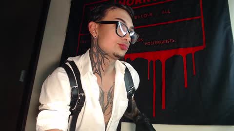 Snapshot of vampiredavyd chatting on 01/31/25, 04:36 david guzman i model independenthelp me with a thumbs up online show from 01/31/25, 04:36