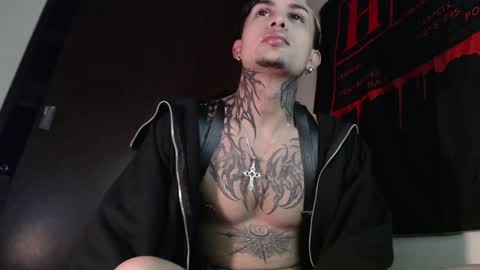 Snapshot of vampiredavyd chatting on 02/01/25, 03:08 david guzman i model independenthelp me with a thumbs up online show from 02/01/25, 03:08