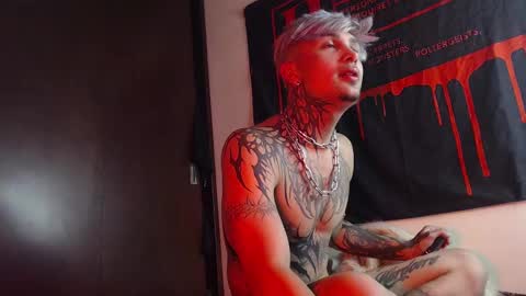 Snapshot of vampiredavyd chatting on 02/11/25, 02:14 david guzman i model independenthelp me with a thumbs up online show from 02/11/25, 02:14