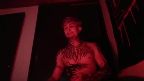 Snapshot of vampiredavyd chatting on 02/11/25, 05:16 david guzman i model independenthelp me with a thumbs up online show from 02/11/25, 05:16