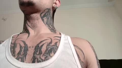 Snapshot of vampiredavyd chatting on 03/03/25, 12:59 david guzman i model independenthelp me with a thumbs up online show from 03/03/25, 12:59