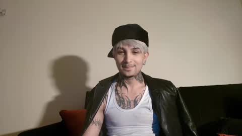 Snapshot of vampiredavyd chatting on 03/04/25, 05:21 david guzman i model independenthelp me with a thumbs up online show from 03/04/25, 05:21