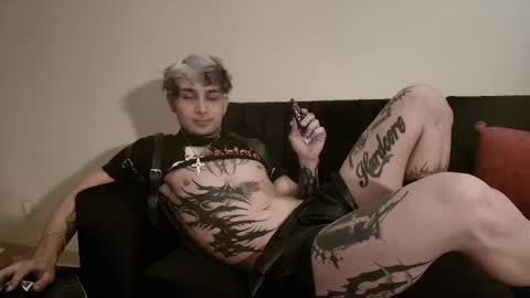 Snapshot of vampiredavyd chatting on 03/05/25, 02:25 david guzman i model independenthelp me with a thumbs up online show from 03/05/25, 02:25