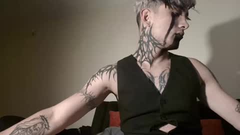 Snapshot of vampiredavyd chatting on 03/07/25, 03:08 david guzman i model independenthelp me with a thumbs up online show from 03/07/25, 03:08