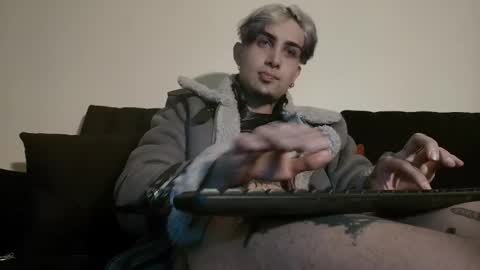 Snapshot of vampiredavyd chatting on 03/08/25, 04:23 david guzman i model independenthelp me with a thumbs up online show from 03/08/25, 04:23