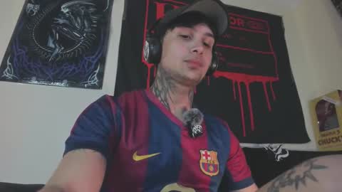 Snapshot of vampiredavyd chatting on 09/13/25, 01:27 david guzman i model independenthelp me with a thumbs up online show from 09/13/25, 01:27