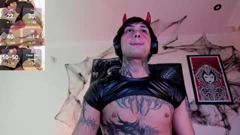 Snapshot of vampiredavyd chatting on 10/22/25, 02:56 david guzman i model independenthelp me with a thumbs up online show from 10/22/25, 02:56