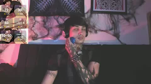 Snapshot of vampiredavyd chatting on 10/27/25, 01:09 david guzman i model independenthelp me with a thumbs up online show from 10/27/25, 01:09