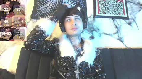 Snapshot of vampiredavyd chatting on 10/28/25, 02:37 david guzman i model independenthelp me with a thumbs up online show from 10/28/25, 02:37