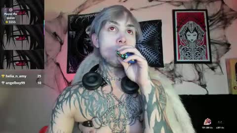 Snapshot of vampiredavyd chatting on 11/06/25, 01:39 david guzman i model independenthelp me with a thumbs up online show from 11/06/25, 01:39