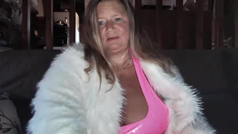 Snapshot of vampwoman chatting on 01/02/25, 03:51 vampwoman online show from 01/02/25, 03:51