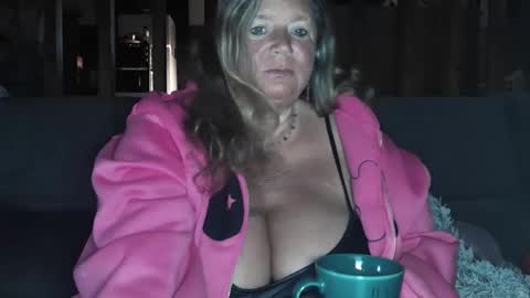 Snapshot of vampwoman chatting on 01/06/25, 08:14 vampwoman online show from 01/06/25, 08:14