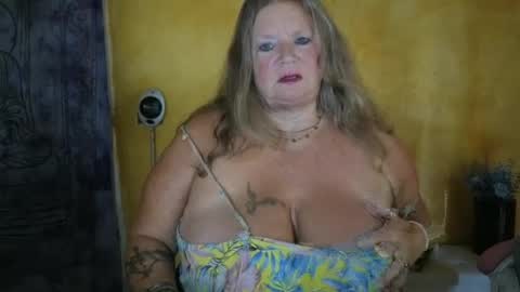 Snapshot of vampwoman chatting on 06/14/26, 08:16 vampwoman online show from 06/14/26, 08:16