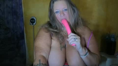 Snapshot of vampwoman chatting on 06/20/26, 06:27 vampwoman online show from 06/20/26, 06:27