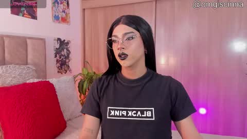 Snapshot of vampy__cinna chatting on 12/17/25, 07:42 Cinnamon online show from 12/17/25, 07:42