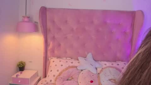 Snapshot of vanelope_evans_ chatting on 12/17/25, 01:06 vanelope_evans_ online show from 12/17/25, 01:06